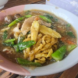 ราดหน้าหมี่กรอบหมู