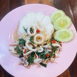 กะเพราปลาหมึกราดข้าว