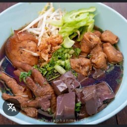 ก๋วยเตี๋ยวไ่ก่ตุ๋นมะระสด  นายยุ้ย
