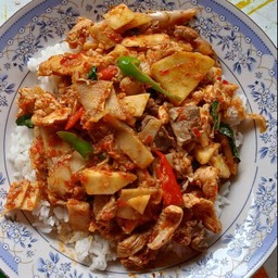 พริกแกงไก่หน่อไม้ดองราดข้าว
