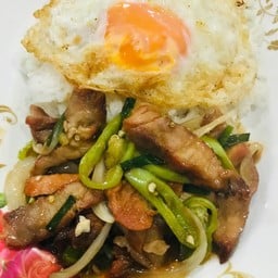ข้าวราดคอหมูย่างผัดพริกหยวก