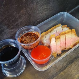 หมูกรอบเปล่า พร้อมน้ำจิ้มแจ่ว + ซอสพริก + ซีอิ๊วดำหวาน