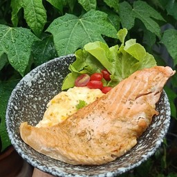 ข้าวไข่ข้นปลาแซลมอล