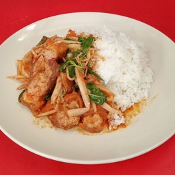 ผัดพริกแกงหน่อไม้หมูกรอบราดข้าว