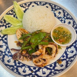 ข้าวพริกแกงปลาหมึก