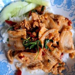 ข้าวผัดกระเพราหมูสามชั้นสไลด์