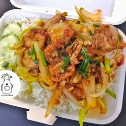 ข้าวราดหมูกรอบผัดน้ำพริกเผา