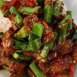ผัดพริกแกงหมูกรอบใส่ถั่วราดข้าว