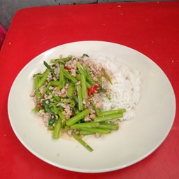 ผักบุ้งหมูสับราดข้าว