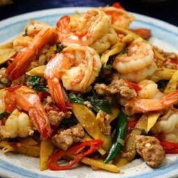 กะเพรากุ้งหน่อไม้ดอง กับข้าว