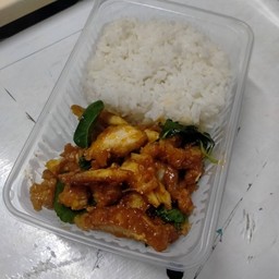 พริกแกงไก่กรอบราดข้าว
