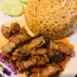 ข้าวผัดห่อหมก+หมูกรอบทอดน้ำปลาน้ำจิ้มแจ่ว