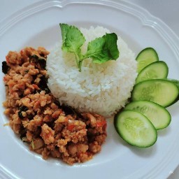กระเพราแซ่บยายเพ็ญ ข้าวหอมมะลิ