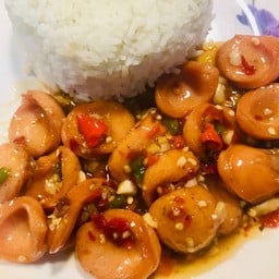 ข้าวราดใส้กรอกผัดพริกเกลือ