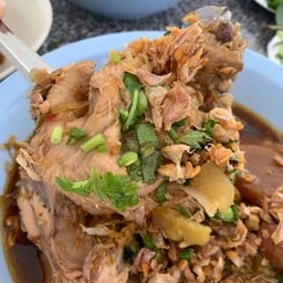 ก๋วยเตี๋ยวซี่โครงไก่เส้นหมี่ขาว