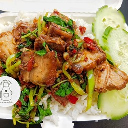 ข้าวราดกระเพาหมูกรอบ