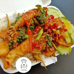 ข้าวราดปลากะพงผัดฉ่า