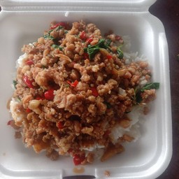 กระเพราหมูสับราดข้าว