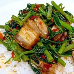 ข้าวผัดผักบุ้งหมูกรอบ