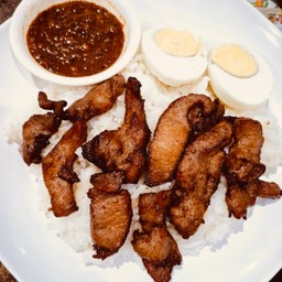 ข้าวราดหมูทอดแดดเดียว+ไข่ต้ม+น้ำจิ้มแจ่ว