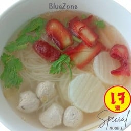 ก๋วยเตี๋ยวน้ำใสหมูแดง ลูกชิ้นเหฌดหอม