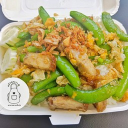ข้าวราดหมูกรอบผัดถั่วลันเตา