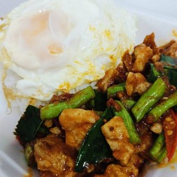ผัดพริกแกงหมูชิ้นใส่ถั่วราดข้าว