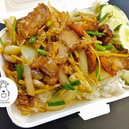 ข้าวราดหมูกรอบผัดขิงซอย