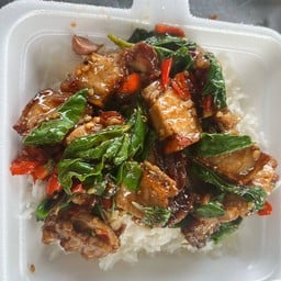 กระเพราหมูกรอบ