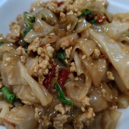 เส้นใหญ่ผัดกระเพราหมูสับ