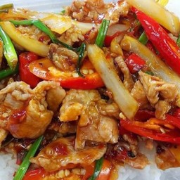 หมูชิ้นผัดพริกเผาราดข้าว