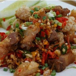 ข้าวหมูกรอบคั่วพริกเกลือ