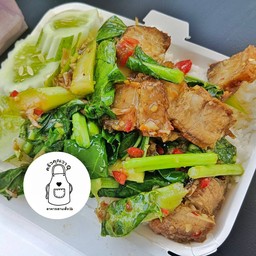 ข้าวราดคะน้าหมูกรอบ