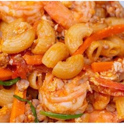 มักกะโรนีผัดซอสใส่กุ้ง