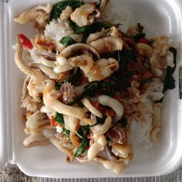 กระเพราปลาหมึกราดข้าว