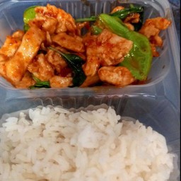 ผัดพริกแกงไก่ราดข้าว
