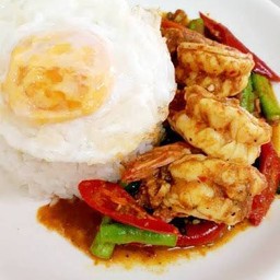 ผัดพริกเผากุ้งราดข้าว