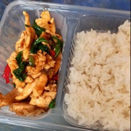 ผัดกะเพราไก่ชิ้นราดข้าว