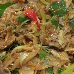 ผัดพริกแกงหน่อไม้ดองใส่หมู