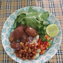 ยำไส้กรอกอีสานหมูล้วน