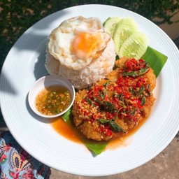 ข้าวผัดกะเพราปลากรอบ