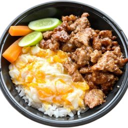 ข้าวหมูหมักซอสซีอิ๊ว+ไข่ขยี้