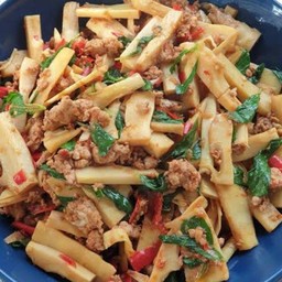 กะเพราหมูสับหน่อไม้ดอง กับข้าว