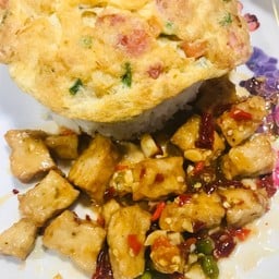 ข้าวไข่เจียวแหนมทรงเครื่อง+หมูยอทอดผัดพริกเกลือ