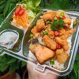 ข้าวปลาแซลมอลคั่วพริกเกลือ