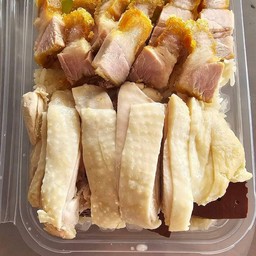 ข้าวมันไก่ต้มผสมหมูกรอบ