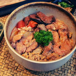 ขมมจีนน้ำเงี้ยวกระดูกใบพาย และหมูตุ๋น