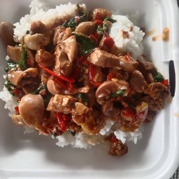 กระเพราเครื่องในไก่ราดข้าว