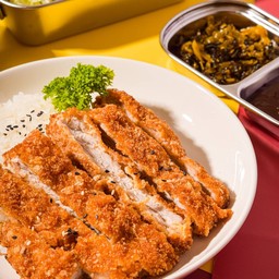 ข้าวญี่ปุ่นไก่กรอบซอสกะเพราพร้อมไข่ดาวเยิ้ม