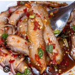 ยำคอหมูย่าง